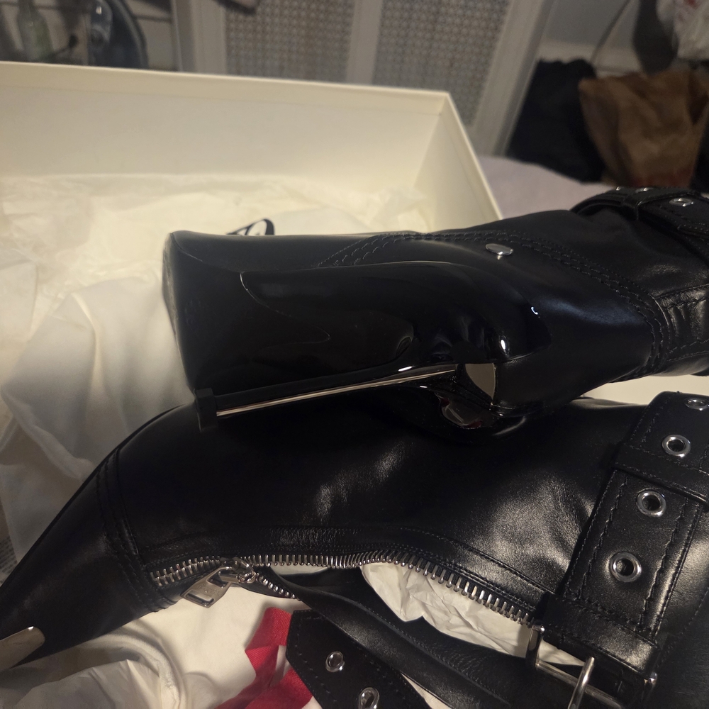 Alexander McQueen Black Leather Ankle Boots with Silver Accents - Picture 7 of 9